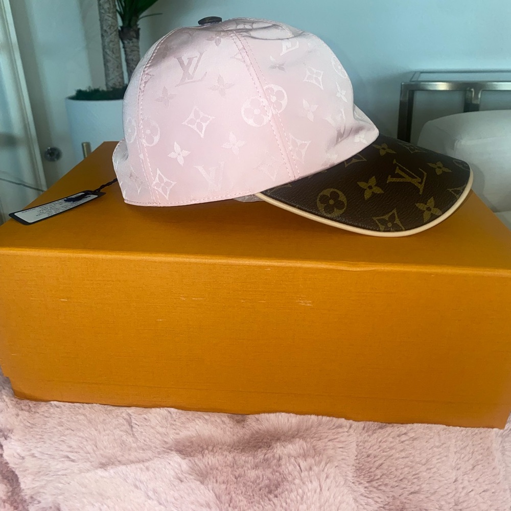 LOUIS VUITTON PINK HAT - Picture 4 of 7